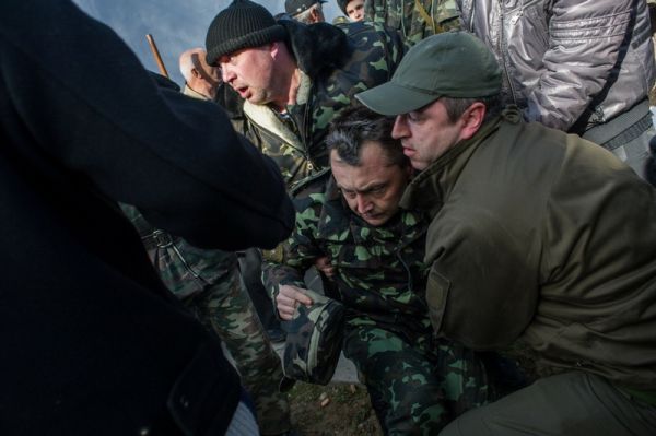 Imagini ale UMILINŢEI la care au fost supuşi OFIŢERII UCRAINENI de către ruşi