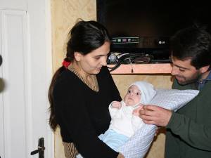 INTERZIS la servicii religioase! Părinţii unui bebeluş îl acuză pe preotul satului că refuză să le împărtăşească copilul