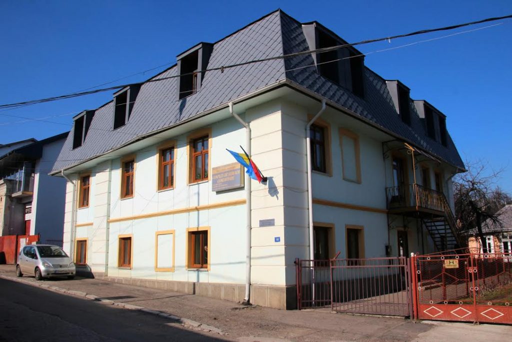 La 13 ani, a încercat să se sinucidă cu o maşinuţă de plastic în sala de joacă, sub ochii mai multor copii