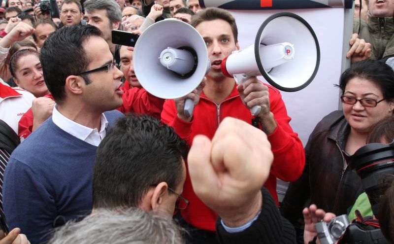 Linşajul mediatic practicat de "comicii lui Voiculescu" are un preţ foarte mic