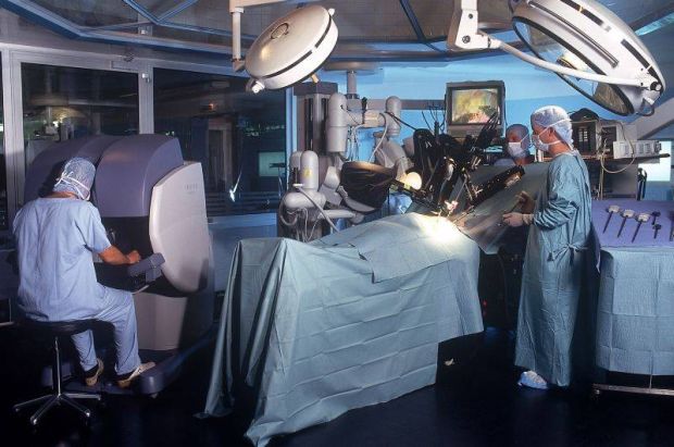Miracol în medicină! O tânără a trecut printr-o operaţie total neobişnuită