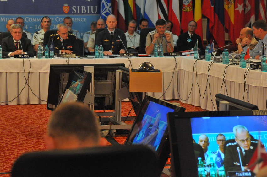 NATO anunţă revizuirea cooperării sale cu Rusia