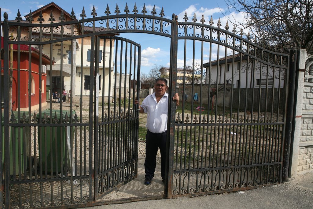 O zi din viaţa unor arestaţi la domiciliu