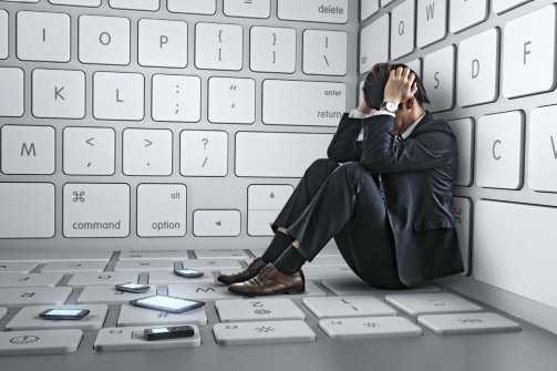 Patru semne că eşti sclavul internetului. Tu faci asta în fiecare zi?