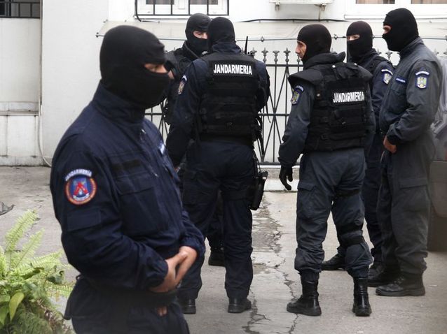 PERCHEZIȚII la proxeneți. 11 „pești”sunt căutați de „mascați”