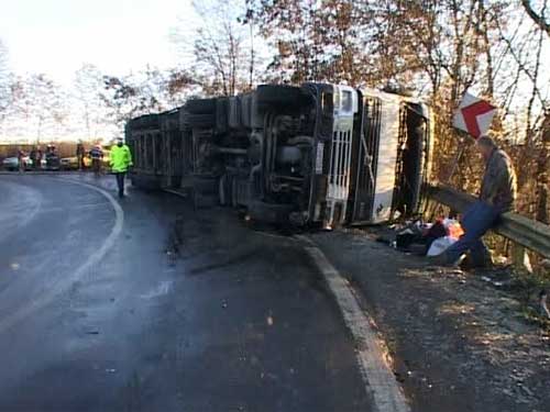 Pericol de EXPLOZIE pe DN6. Două cisterne cu TOLUEN s-au răsturnat