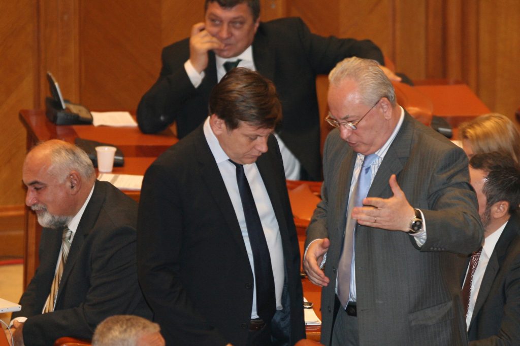 PNL racolează parlamentari pentru a-şi păstra forţa în Legislativ
