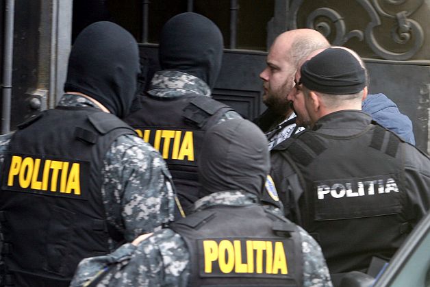 Poliţiştii sunt cu ochii pe "puşcăria de acasă" ca să nu dispară arestaţii