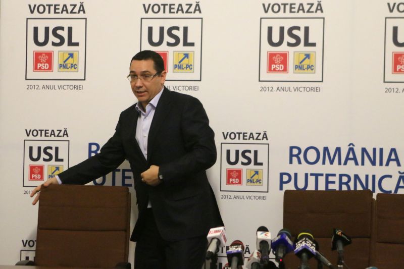 Ponta, huiduit la Pitești de zeci de foști angajați Arpechim. Premierul, întrebat de milionul de locuri de muncă