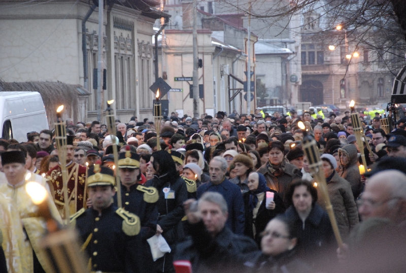 PROCESIUNE cu Icoana făcătoare de minuni a Maicii Domnului, în Capitală: Preoţi, credincioşi şi jandarmi în uniforme de gală cu torţe