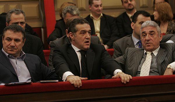 Protest în faţa caselor fraţilor Becali! Ce s-a întâmplat în Pipera după aflarea verdictului