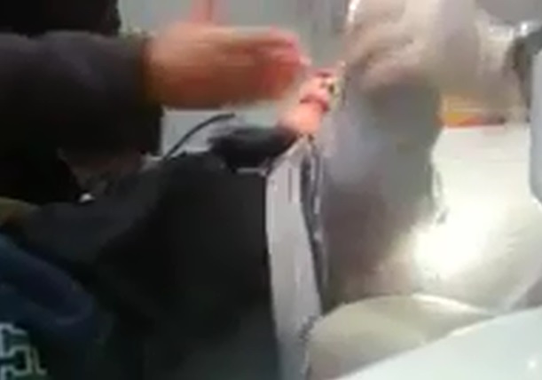 Revoltător: Un dentist iritat îndeamnă o mamă să își bată copilul. Și filmează toată scena | Video