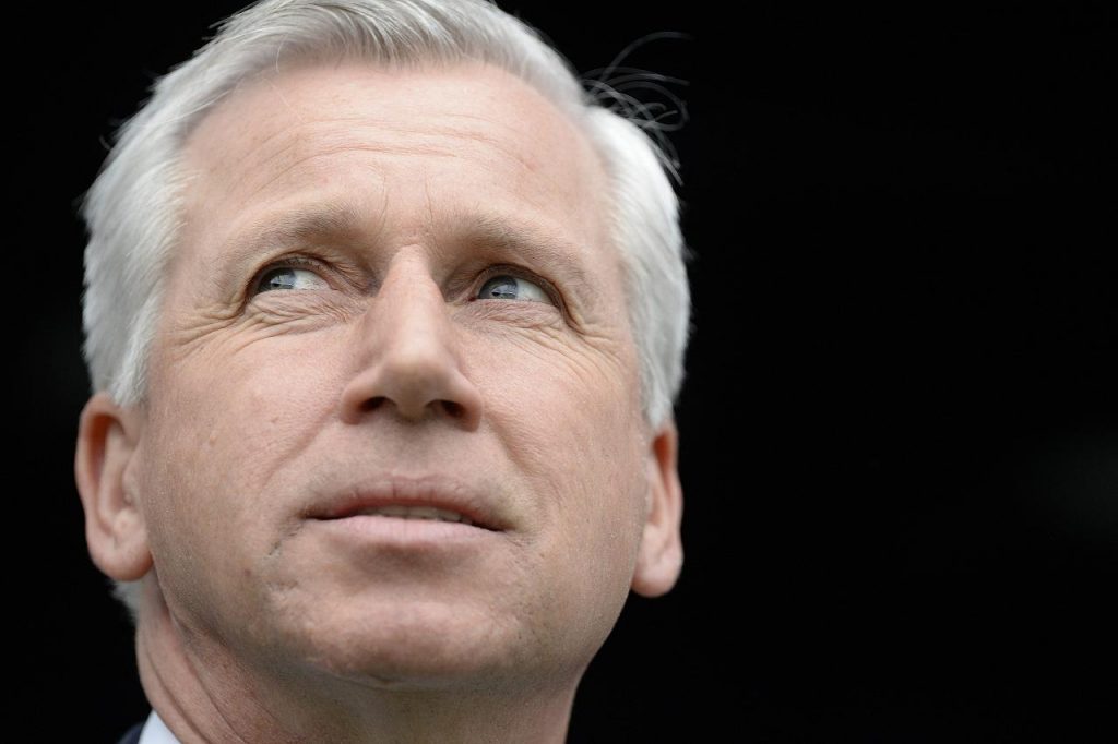 Se întâmplă şi la case mai mari! Antrenorul echipei Newcastle, eliminat după ce a lovit un jucător