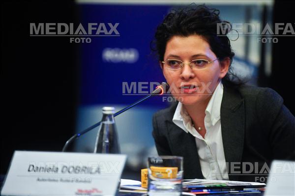 Șefa licențelor din cadrul Autorității Rutiere Române, reținută de DNA după ce a primit mită o mașină, două laptopuri, haine, un televizor și boxe