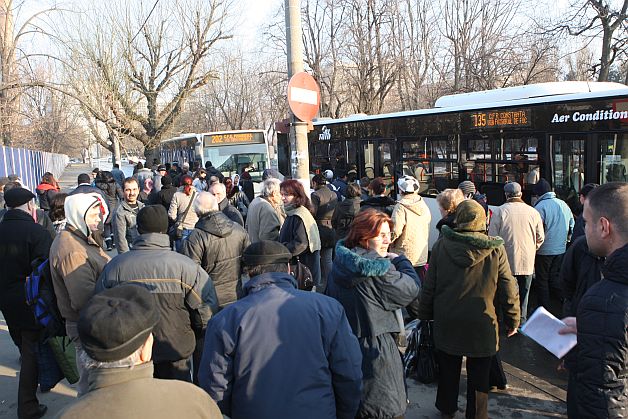 Şefii RATB nu mai opresc autobuze pe ascuns