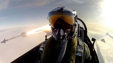 Selfie VIRAL. PILOTUL care s-a fotografiat în timp ce lansa o RACHETĂ