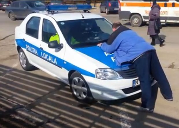 Situaţie ireală. Poliţia a fugit de un contravenient. Urmăreşte un VIDEO incredibil de la faţa locului