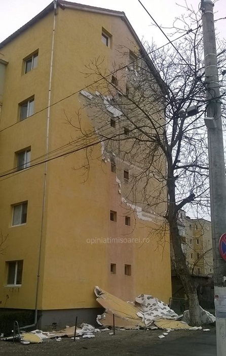 Trăim în România. Termoizolaţie luată de vânt la un bloc din Timişoara