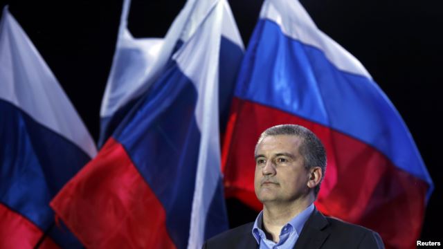 Trecut dubios, bun vorbitor, poartă tot timpul vesta antiglonţ: Omul MISTERIOS din Crimeea