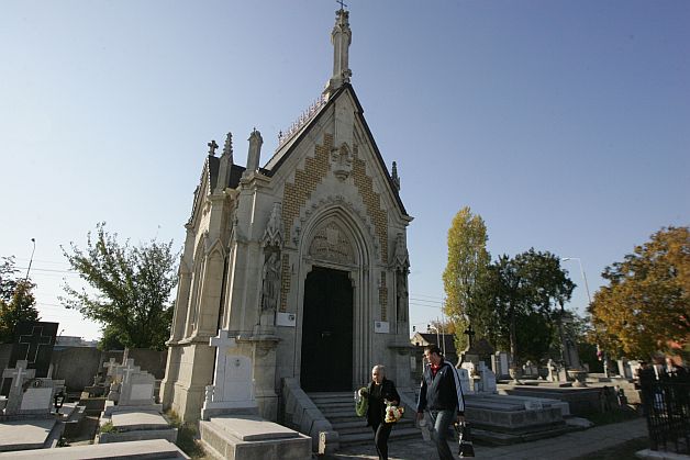 TUPEU de BULIBAȘĂ: Un clan de rromi a furat o capelă veche de 150 de ani. Baștanii și-au înmormântat morții în ea