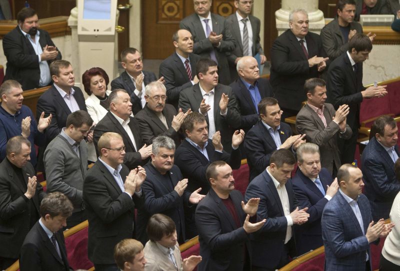 UCRAINA. Parlamentul aprobă o MOBILIZARE PARȚIALĂ pentru a face față RUSIEI