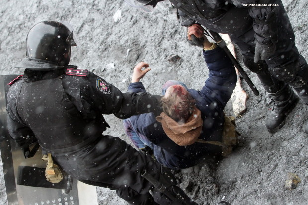 Ucraina: un manifestant pro-Kiev ucis în confruntări la Doneţk