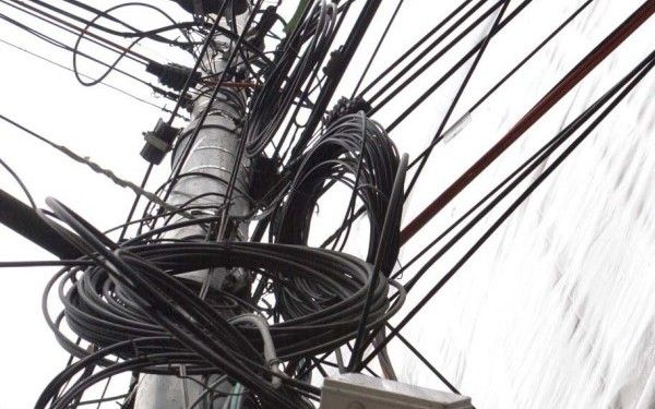Un bărbat a lasat fără internet şi telefonie zeci de blocuri din Brăila