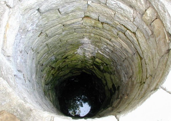 Un bebeluș a fost la un pas de moarte după ce părinții i-au dat apă din fântăna