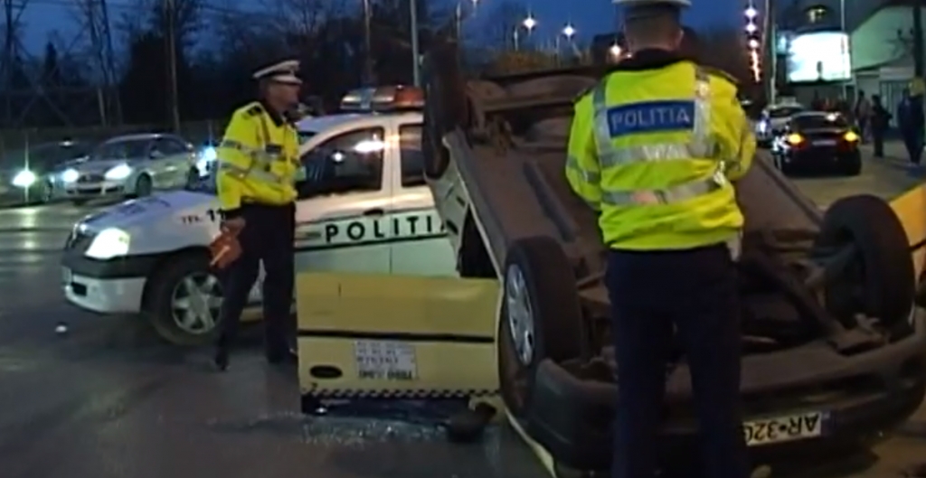 Un taxi cu pasageri s-a RĂSTURNAT 180 de grade. Imagini spectaculoase I VIDEO