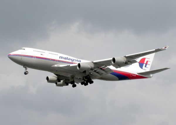 UPDATE. Rudele pasagerilor din avionul dispărut susțin că telefoanele mobile încă funcționează