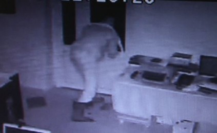VIDEO AMUZANT. Un bărbat beat s-a chinuit să fure cutia de valori dintr-o primărie. Ce SURPRIZĂ a avut