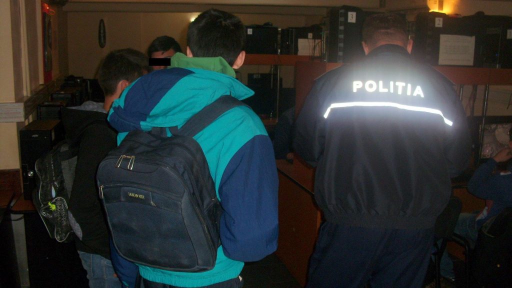 Zeci de ELEVI CHIULANGII au fost prinși de polțițiști ÎN BARURI