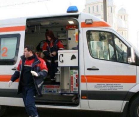 Accident grav în Timiş. Cinci tineri au fost răniţi după ce au intrat cu maşina într-un stâlp