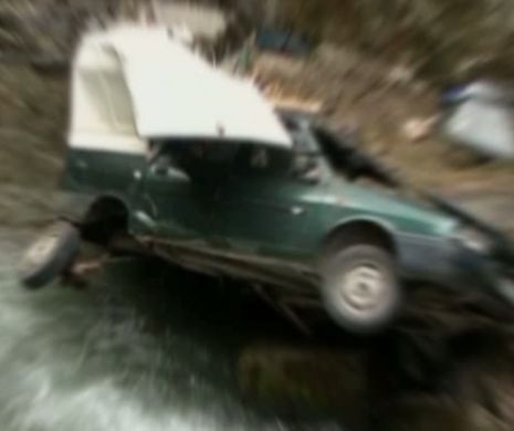 ACCIDENT TERIBIL. Trei tineri au cazut cu masina in OLT
