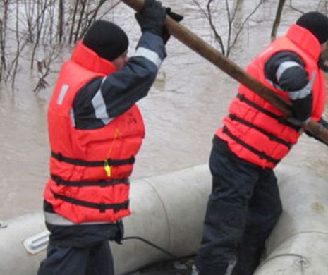 ALERTĂ DE INUNDAŢII. Un copil dispărut este căutat în apele râului Teleorman