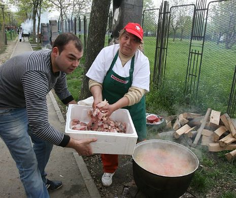 Bucureștenii au „dezlegat” o tonă de scrumbie în Parcul Tineretului
