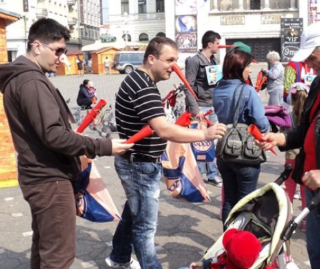 De 1 aprilie PDL-iștii au împărțit nasuri lungi de mincinoși