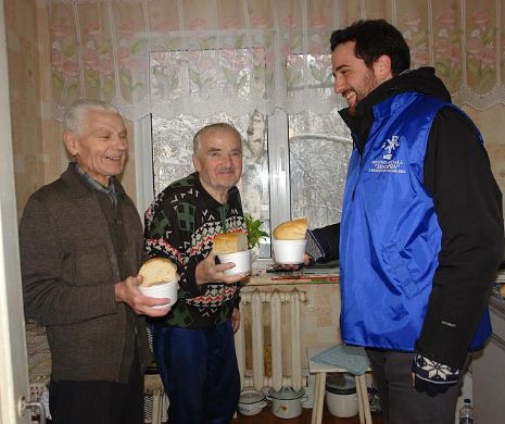 EVZ CHIȘINĂU. Aproape de aproapele nostru înainte de Paște. Tinerii care aduc pe masa săracilor lumină și bucate