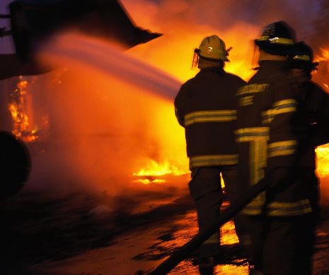 INCENDIU devastator în Bucureşti. A ars o clădire cu două etaje de lângă Bamboo