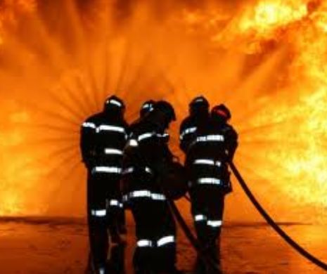 Incendiu puternic la două depozite de materiale plastice reciclabile şi de construcţii din Orăștie