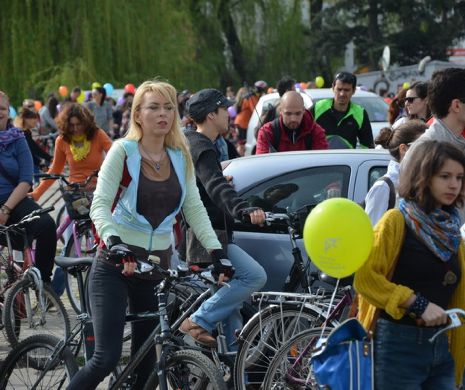 Mii de oameni dintr-un mare oraș au trimis mașinile pe dreapta. Cea mai mare plimbare biciclistă prin oraș