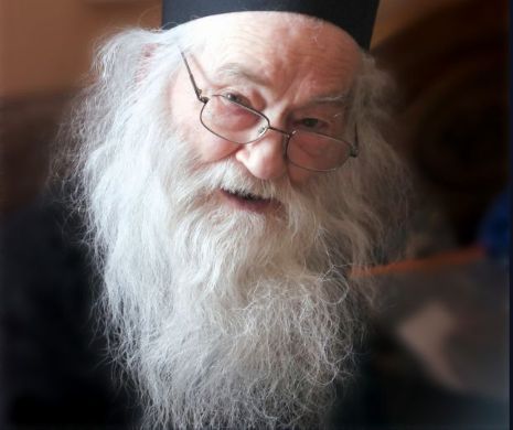 Mii de pelerini au venit la mormântul preotului Justin Pârvu de la Petru-Vodă
