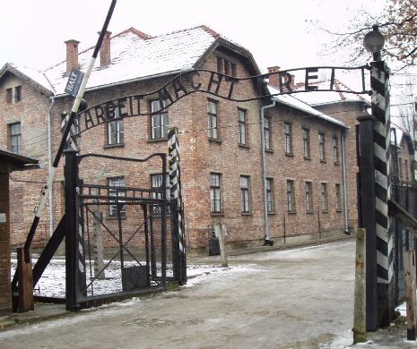 Mii de tineri participă la „Marșul celor vii” de la Auschwitz-Birkenau, dedicat anul acesta martirilor evrei din Ungaria