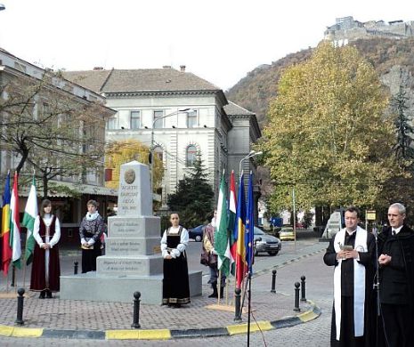 Monument pentru un principe al Transilvaniei: Piatră funerară, cu numele morților șterse