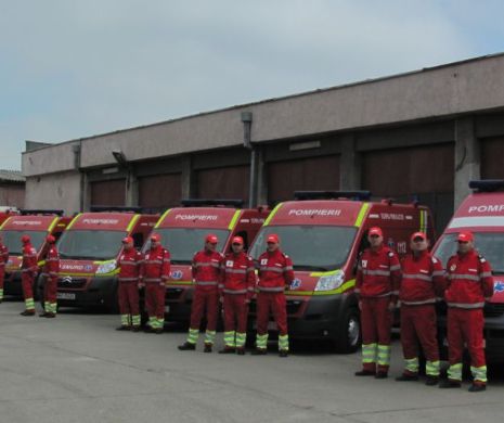 O mașină de pompieri trimisă la o intervenție a rămas împotmolită în noroi lângă un complex rezidențial