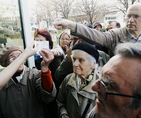 Omor la CAR. Pensionarii s-au călcat în picioare pentru a prinde un împrumut de Paște