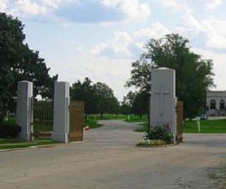Război în cimitire. Primarul Timișoarei vrea să dea jos somațiile puse pe cruci de viceprimar