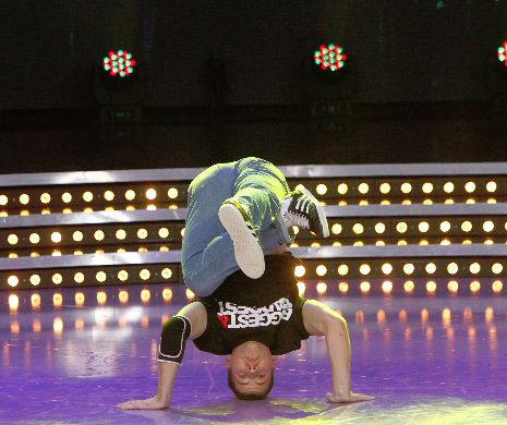 ROMÂNIA DANSEAZĂ. Este un fenomen, dar părinţii cred că fiul lor n-are niciun pic de talent la dans