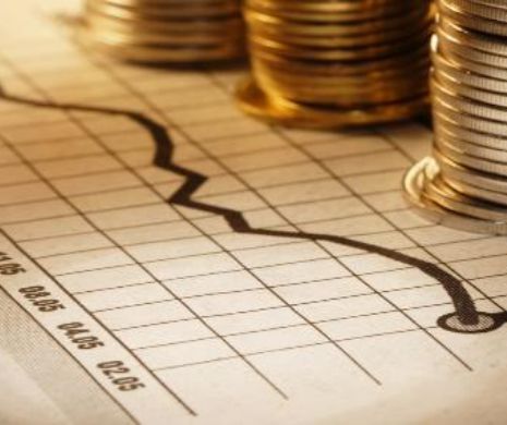 Românii economisesc în plină molimă. Valuta e la mare cinste la saltea