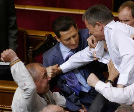 SCANDAL în Parlamentul de la Kiev. Deputaţii comunişti şi ucraineni s-au luat la BĂTAIE